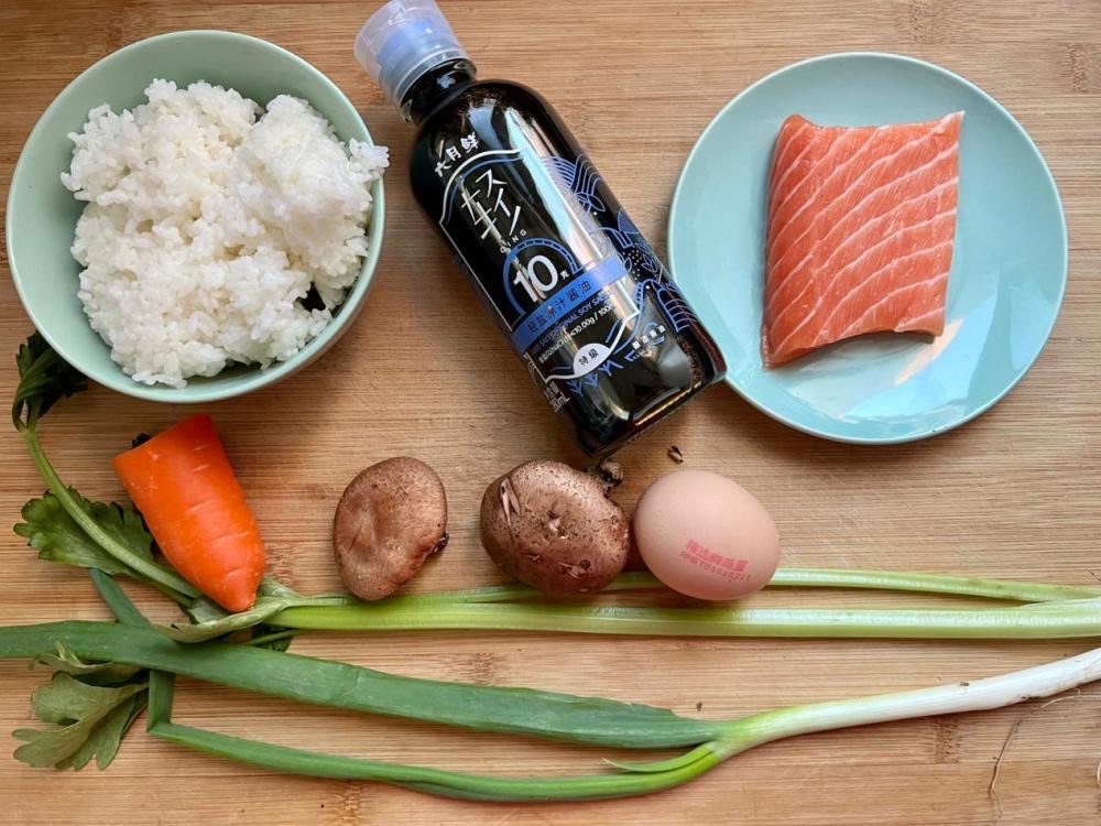 吃過三文魚炒飯嗎？快來試試，很簡單的流程。